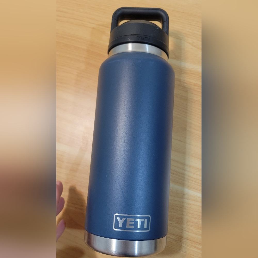 Yeti Rambler 36oz / 1L insulated Bottle in Navy